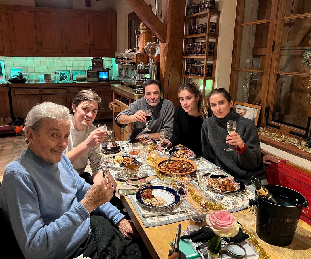  Na véspera do Natal de 2023, outro filho do ator, Alain-Fabien Delon, publicou imagem em que Alain Delon aparecia extremamente magro. 