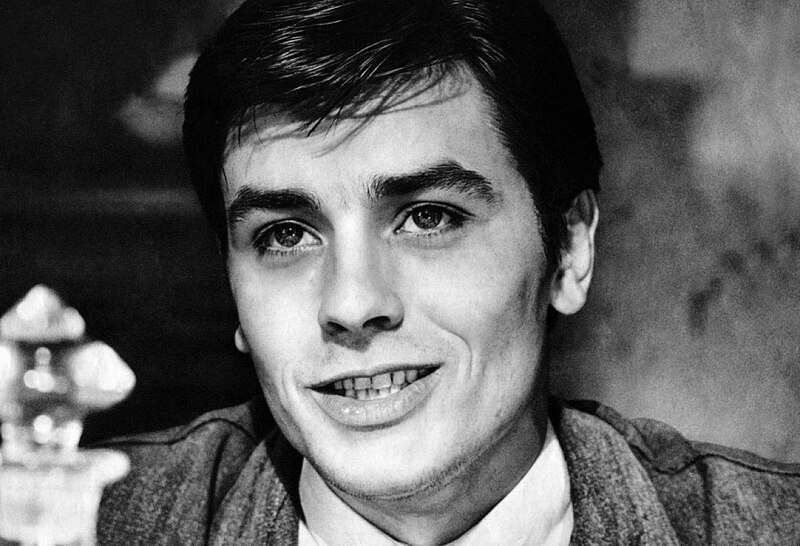 Alain Delon foi um dos atores europeus mais famosos entre os anos 60 e 70. Além das suas qualidades artísticas, ganhou especial fama pela beleza que o tornou um símbolo de charme e sedução.