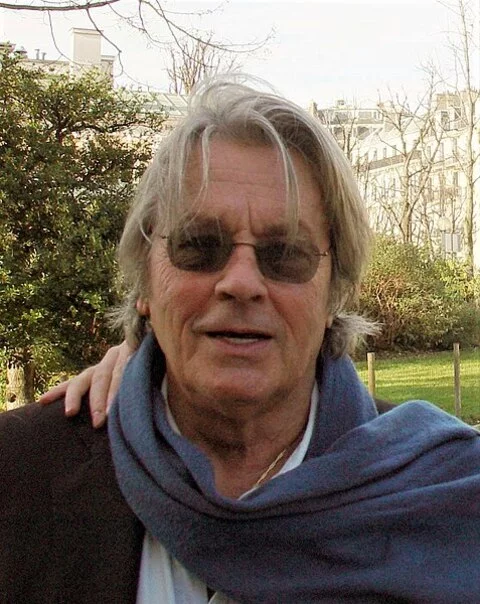 Em abril de 2022, Delon anunciou em sua conta de Instagram que havia optado por morrer via suicídio assistido na Suíça. “Minha vida foi muito bonita, mas também muito difícil. Nunca gostei de envelhecer, todas as dores e provações que tenha que enfrentar cotidianamente me deixam imóvel diante de tudo”, escreveu à época. 