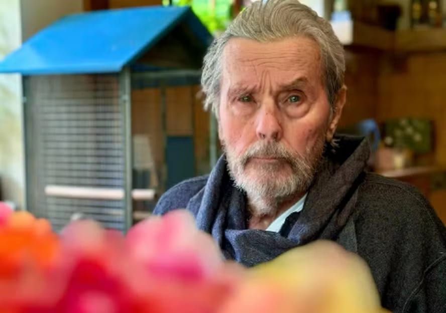 O ator Alain Delon, lenda do cinema francês, morreu no domingo 17/8, aos 88 anos. A família anunciou que ele estava em casa, em Douchy, cercado pelos três filhos. 