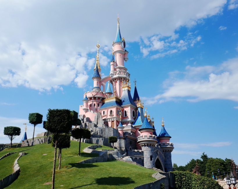 2º) Disneyland Paris, França: A atração que conquistou o segundo lugar é bastante conhecida: a Disneyland Paris. O destaque ficou por conta da qualidade das acomodações, com ótima pontuação, e uma boa avaliação no Google, com nota 4,5.
