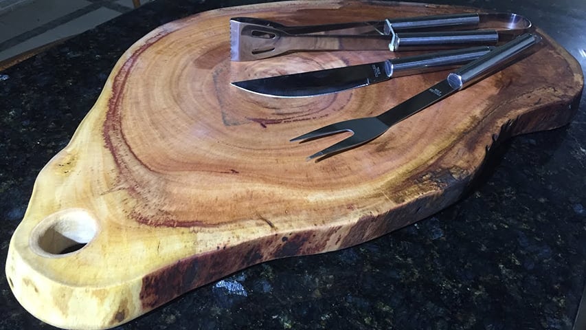 CORRETO: A tábua de carne, as colheres, os objetos de uso no preparo da refeição devem estar limpos quando forem tocar em comida cozida pronta para o consumo. Assim, se a pessoa usa o utensílio também para manipular o alimento cru, pode transferir alguma bactéria para o que está cozido, pronto para o consumo. 