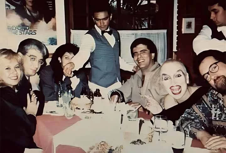 O programa tinha atrações infantis, piadas com o humorista Ari Toledo, calouros querendo mostrar seus talentos, show de drag-queens, assim como artistas consagrados que respondiam às perguntas dos carismáticos jurados.