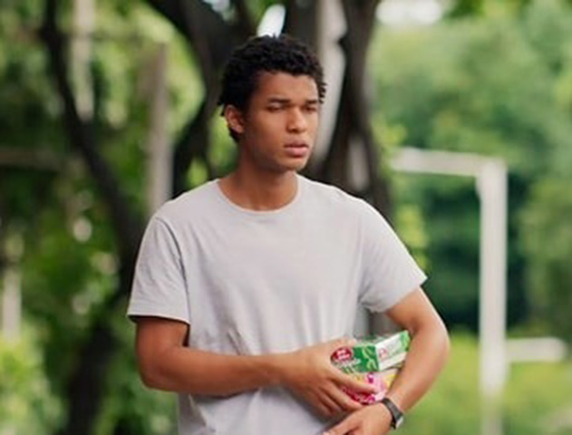 Juan Paiva interpreta Buchecha. Cria do Vidigal, comunidade do Rio de Janeiro, ele também esteve em Malhação: Viva a Diferença, nas novelas Totalmente Demais e Um Lugar ao Sol e  no filme 5x Favela, Agora por Nós Mesmos.