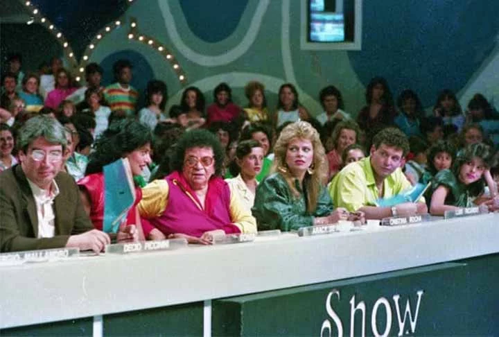 O programa de calouros começou a ser exibido antes mesmo de o patrão ganhar a concessão, que deu origem ao SBT. A atração foi ao ar de 1977 a 1996 e trouxe jurados carismáticos, engraçados, que marcaram uma geração. 