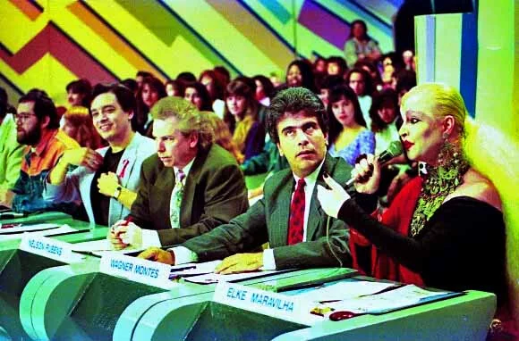 No palco, o programa seguia uma estrutura parecida com as atrações radiofônicas. Artistas talentosos e outros nem tanto se apresentavam, enquanto os jurados avaliavam a performance. O maestro José Zé Fernandes, a cantora Cláudia Barroso e o compositor Alfredo Borba foram jurados no início.