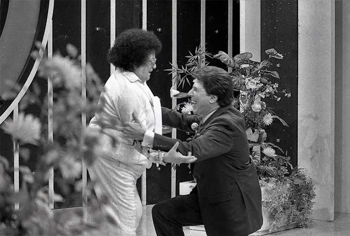 A cantora Aracy de Almeida, sempre de mau humor e no controle da campainha que dispensava implacavelmente os maus cantores, tornou-se a sucessora de Zé Fernandes como a figura má do júri. 