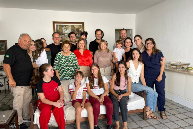 Branca Pegado cercada por toda a fam&iacute;lia