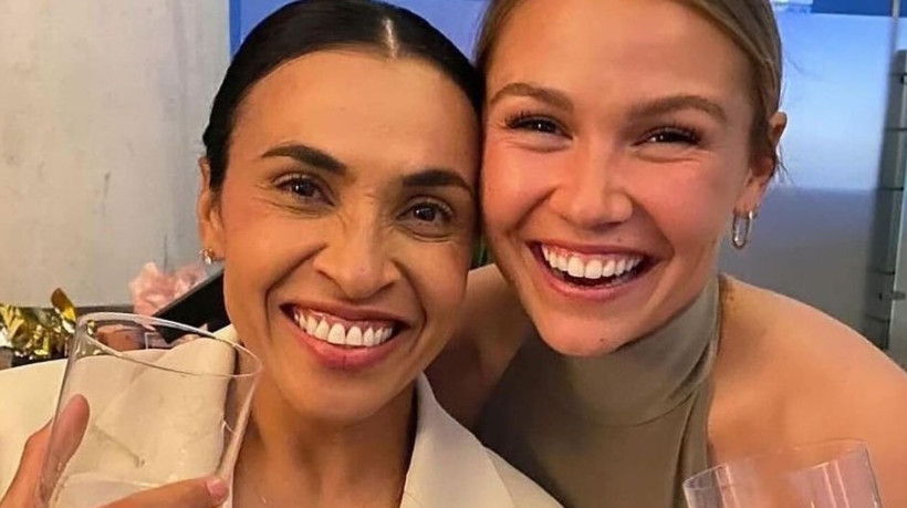 Jogadoras de futebol do time Orlando Pride, Marta e Carrie Lawrence estão noivas