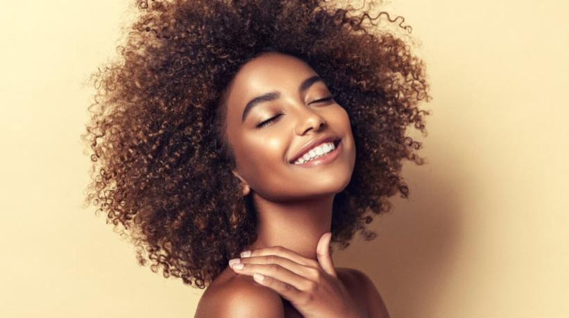 A transição capilar transforma um cabelo quimicamente modificado em natural (Imagem: Sofia Zhuravetc | Shutterstock)
