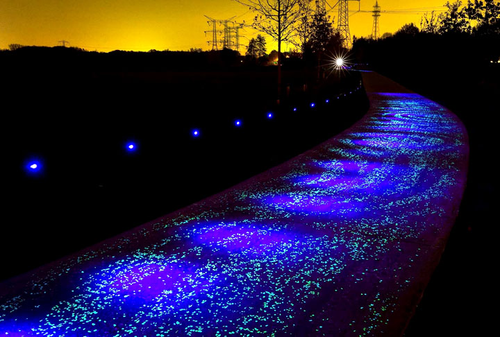 Ciclovia Brilhante (Holanda) - Fica na cidade de Eindhoven, ao sul da capital Amsterdã, e brilha no escuro. A ciclovia foi inspirada no quadro Noite Estrelada, do pintor holandês Van Gogh. O efeito é provocado por milhares de lâmpadas de LED, no tom azulado das estrelas. 