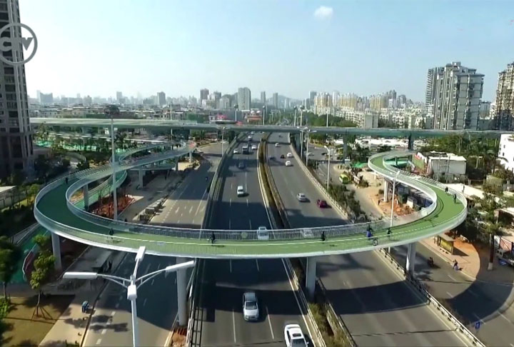 Ciclovia de Xiamen (China) - O mesmo escritório que projetou a ciclovia suspensa de Copenhague assinou o projeto de uma ciclovia suspensa de 8 km em Xiamen, na China. A pista tem 13 conexões com outros sistemas de transporte facilitando os deslocamentos da população. 