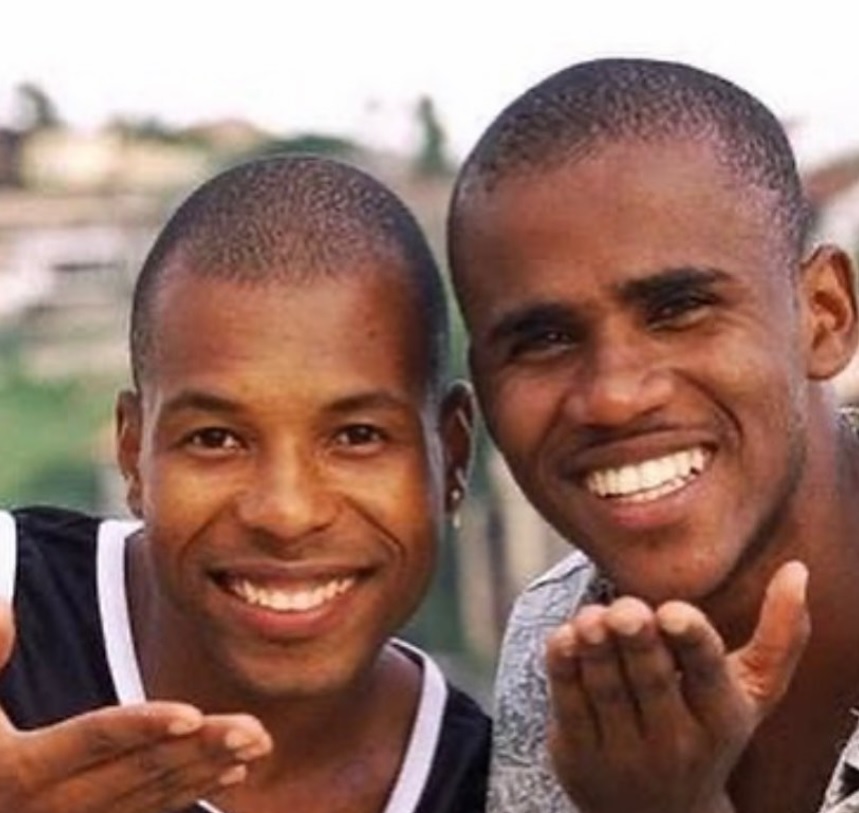 Uma das duplas de maior sucesso do funk melody brasileiro, Claudinho e Buchecha estouraram nas paradas nos anos 1990 e entraram para a história com canções que exaltavam o amor com muito balanço. 