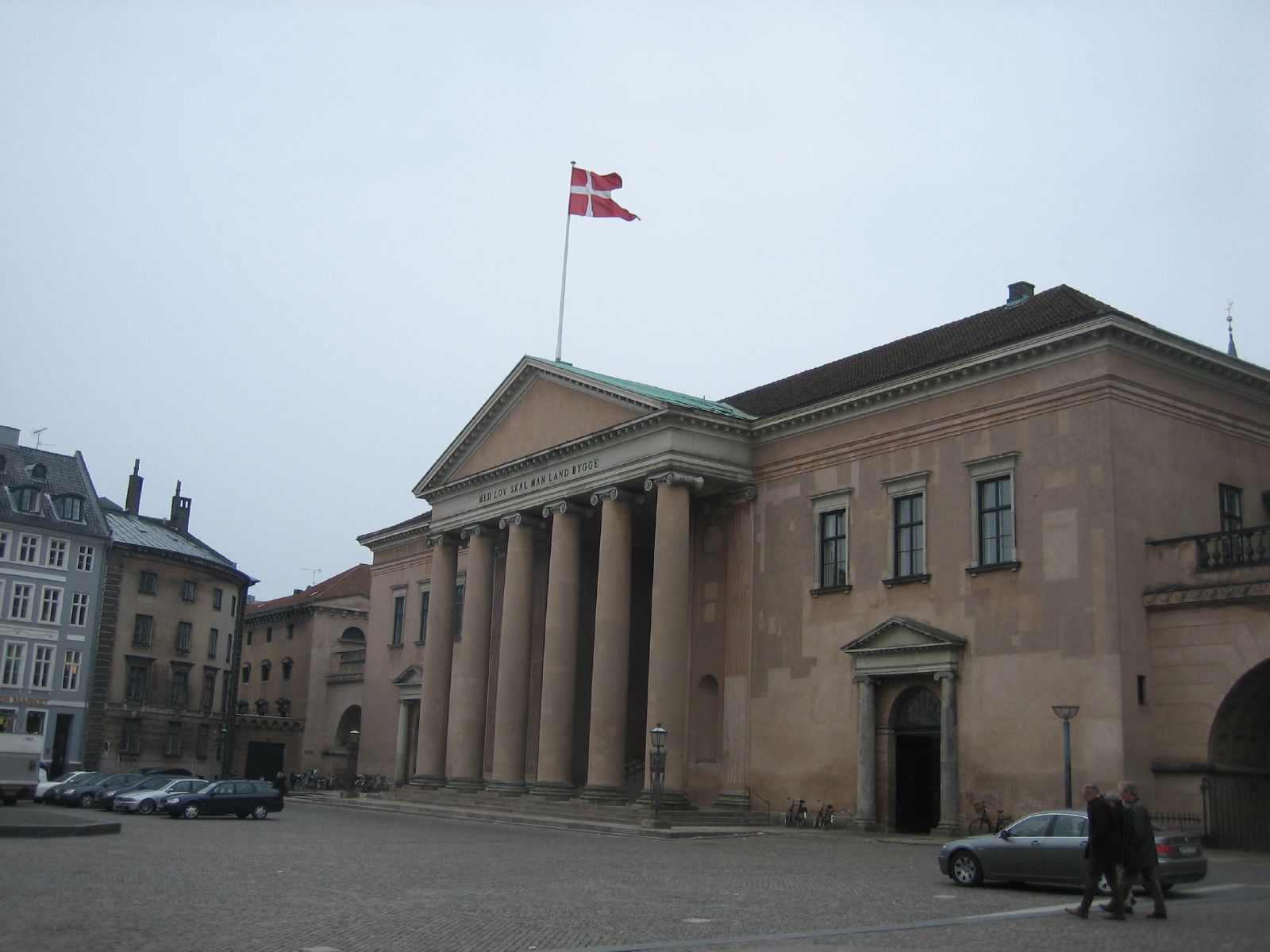 Na definição do caso, o Tribunal Municipal de Copenhague considerou que a obra era deficiente face ao acordado no seu contrato com o museu Kunsten. Até porque a promessa era entregar peças diferentes.