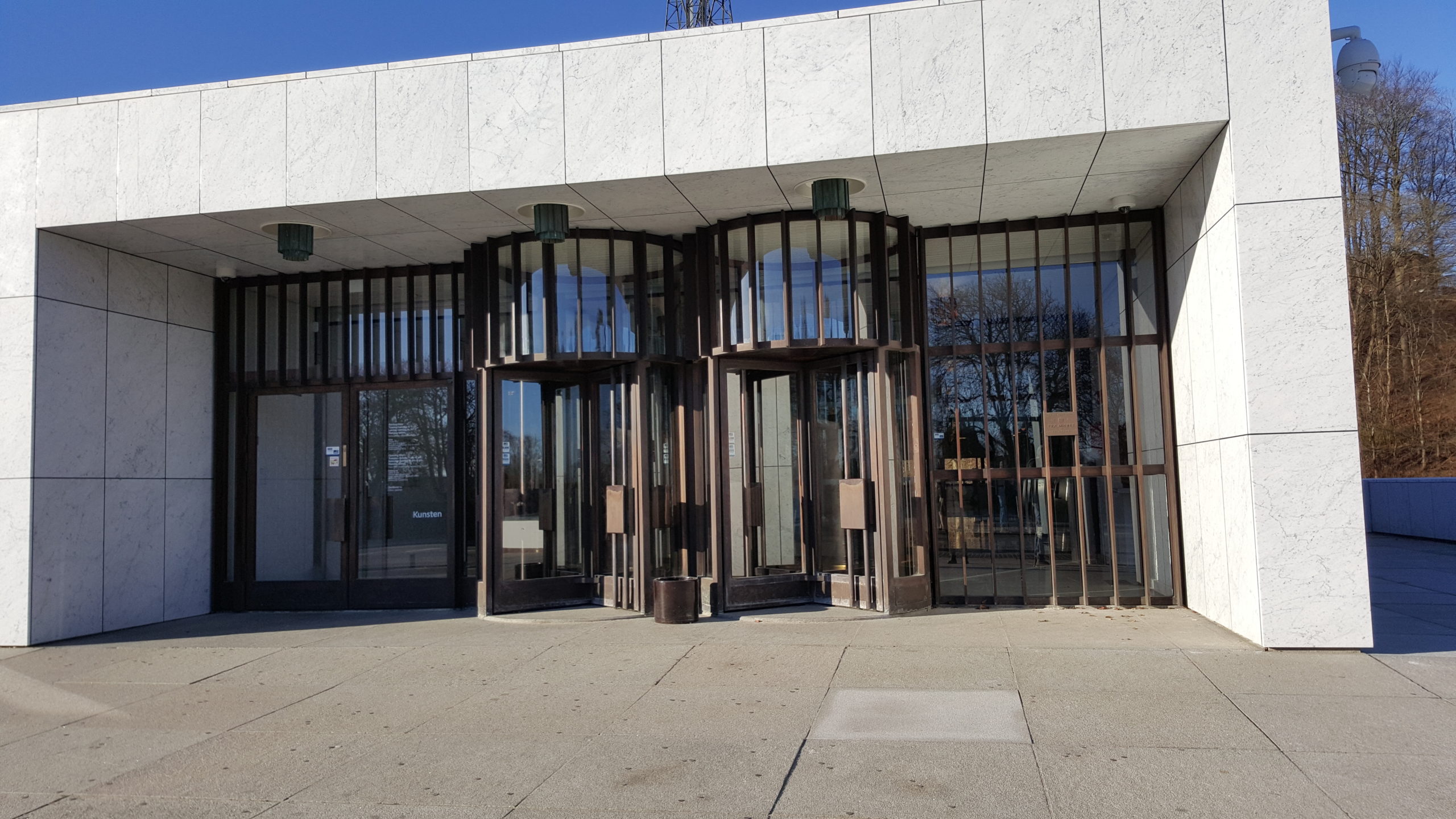 “Não somos um museu rico. Temos que pensar cuidadosamente sobre como gastamos nossos fundos e não gastar mais do que podemos pagar.”