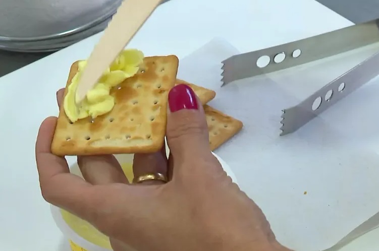 Os principais sinais de manteiga velha ou de matéria-prima de má qualidade são ranço e acidez em excesso.