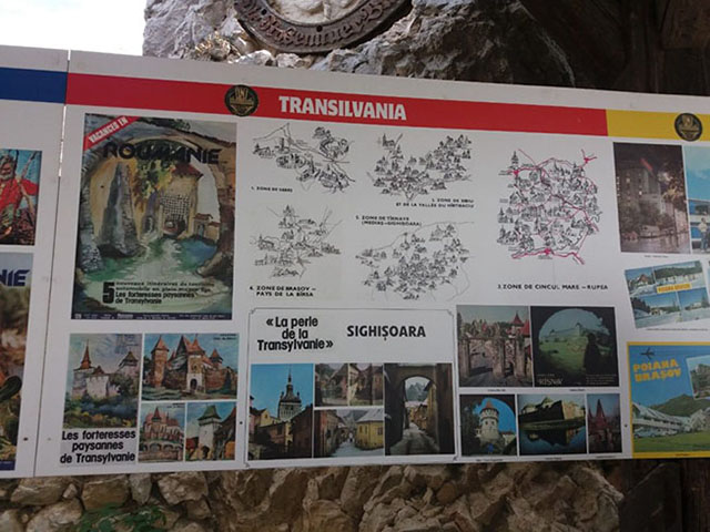 Já os visitantes ficam ansiosos por experimentar a sensação de estar no Castelo de Drácula.  No mural, um mapa da Transilvânia mostra as áreas montanhosas - comentadas no livro -, os locais com maior concentração urbana das imediações e também as fortalezas da Idade Média.  