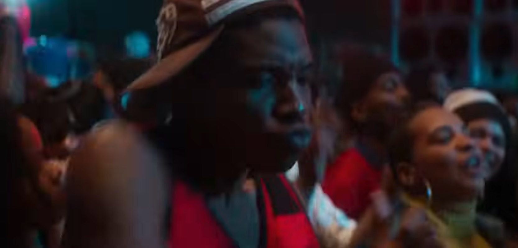 Mas antes de se aventurar como MC, Buchecha mostra toda felicidade ao conseguir um trabalho com carteira assinada. O filme também destaca a relação conturbada de Buchecha com o seu pai.