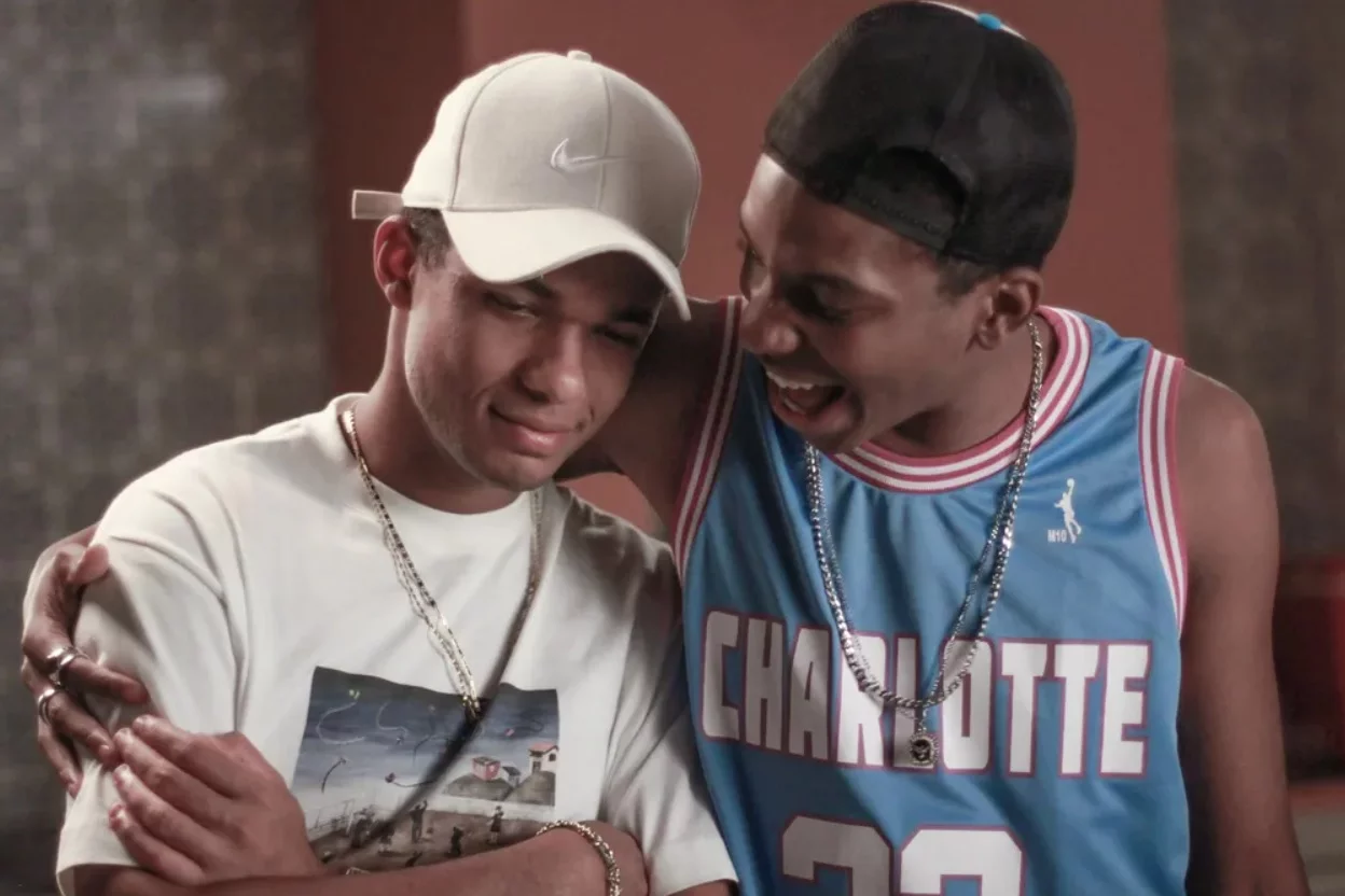 O longa começa mostrando a infância dos dois na cidade de São Gonçalo, região metropolitana do Rio de Janeiro. Claudinho e Buchecha eram tão próximos que se consideravam irmãos.