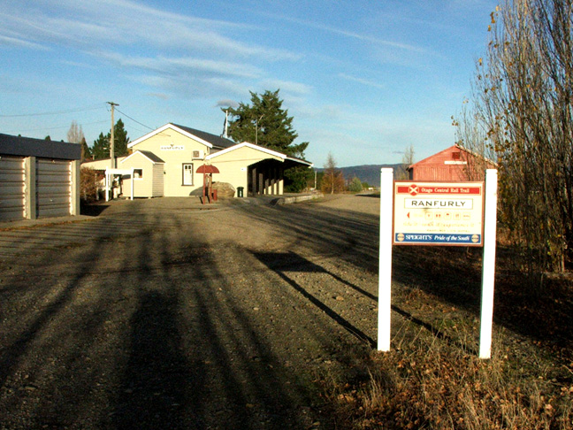 Ciclovia  Otago Central Rail Trail (Nova Zelândia) - Corta a Cordilheira  Escarpada que separa os Vales de Manuherikia e Ida. Inclui o viaduto Poolburn, de 37m de altura, dois túneis e uma ponte, passando por paisagens entre Auripo e Clyde.  