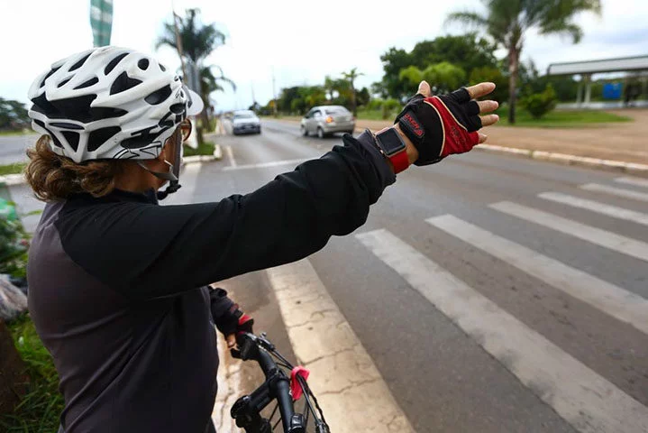 Nesta segunda-feira (19/08), é comemorado no Brasil o Dia Nacional do Ciclista. A data foi estabelecida em homenagem a Pedro Davison, um biólogo e ciclista que foi atropelado fatalmente por um motorista embriagado em 2006, enquanto pedalava em Brasília.