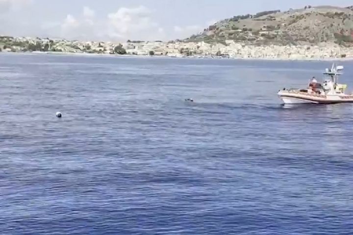 Entre os desaparecidos, além de Lynch, estão outros empresários e executivos de renome internacional, como Angela Bacares, esposa do bilionário e proprietária do iate. Ela foi resgatada com vida, mas a filha do casal, de 18 anos, não foi encontrada.