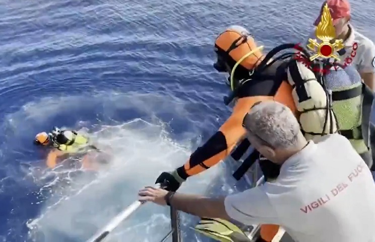 As buscas envolvem embarcações e mergulhadores, que já localizaram o iate a cerca de 57 metros de profundidade.