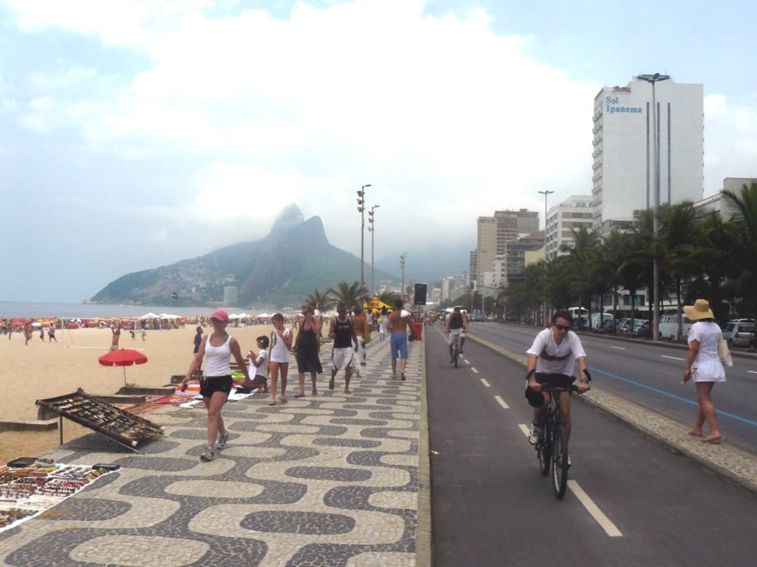 2) Praia de Ipanema (Rio de Janeiro, Brasil): Além da praia em si, o calçadão se tornou um símbolo do Rio de Janeiro , por ser um local de constante movimento, com pessoas caminhando, correndo, praticando esportes ou simplesmente apreciando a vista.