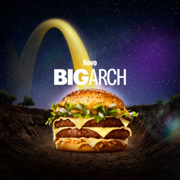Para tentar conter a crise, a rede de fast food mais famosa do mundo decidiu lançar um novo sanduíche em alguns países: o Big Arch, uma espécie de Big Mac turbinado. 