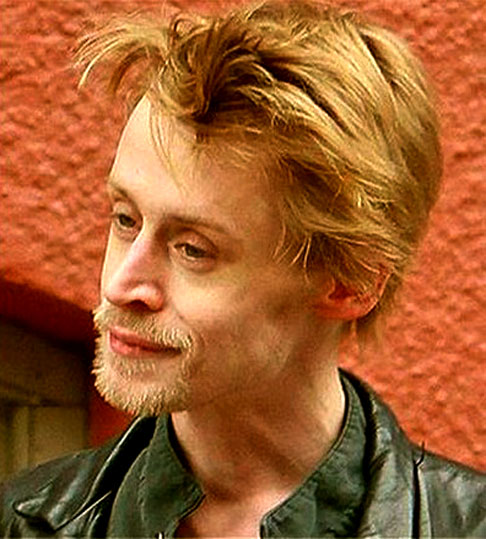 Macaulay Culkin - O ator que ganhou fama ainda criança por interpretar o garoto Kevin em Esqueceram de Mim (1990) foi preso em 2004 por posse de maconha e remédios tarja preta, sem receita. Pagou fiança e foi solto. 