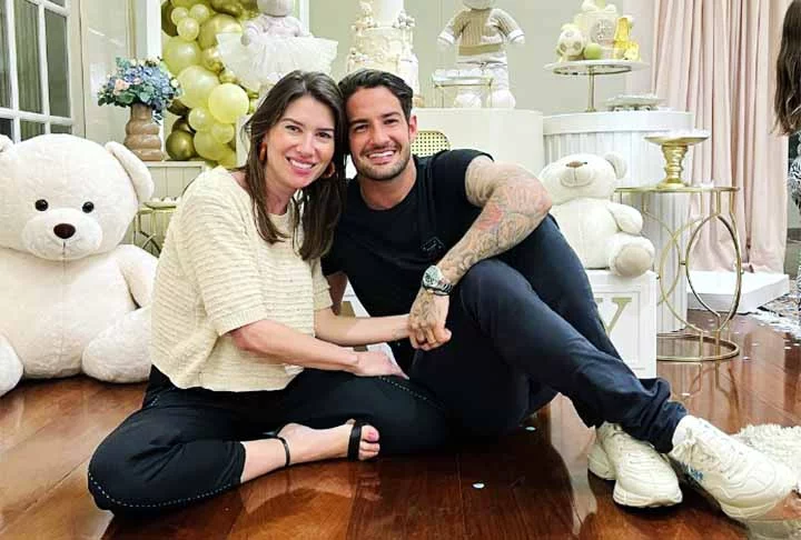 Rebeca Abravanel, que também é uma das diretoras executivas do SBT, é casada com o jogador de futebol Alexandre Pato desde 2019. O casal teve seu primeiro filho, Benjamin, em 12 de janeiro de 2024., a tempo do apresentador curtir um pouco o netinho.