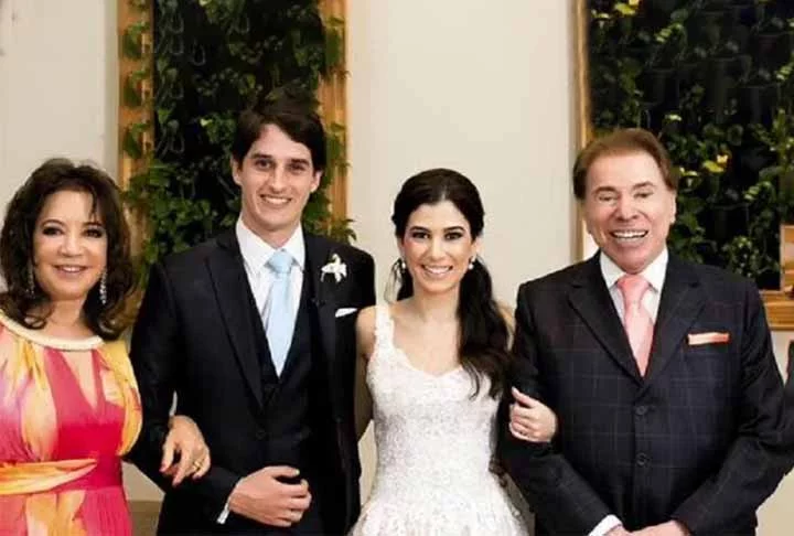 Caçula de Silvio Santos e Íris Abravanel, Renata tem dois filhos da união com o empresário Caio Curado: Nina e André. Além disso, estudou administração pela Universidade Liberty, dos EUA, e concluiu um curso de cinco anos focado em presidência de empresas, em Harvard.