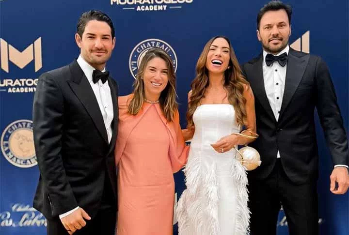 Patrícia Abravanel, que apresenta o programa Silvio Santos, é casada com o ex-deputado Fábio Faria. O casal tem três filhos: Pedro, Jane e Senor, nome escolhido para homenagear o avô paterno.