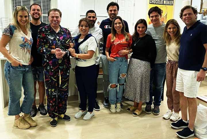 O empresário foi pai de seis mulheres, Cintia e Silvia (adotada) do primeiro casamento, com Cidinha. Além de Daniela, Patrícia, Rebeca e Renata do segundo casamento, com Íris Abravanel. Confira quem são os genros do eterno Senor Abravanel. 