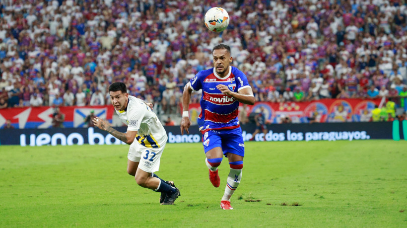 Coronel e Bruno Pacheco disputam lance no jogo Fortaleza x Rosario Central, no Castelão, pela Copa Sul-Americana 2024