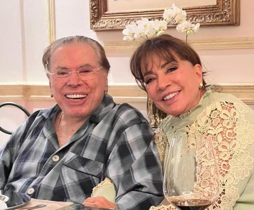 Mais tarde, os pais de Iris se opuseram ao casamento da filha com Silvio Santos. Além de muito mais velho, divorciado e com filhas do primeiro casamento, ele era muito famoso. Mas o romance acabou evoluindo. 