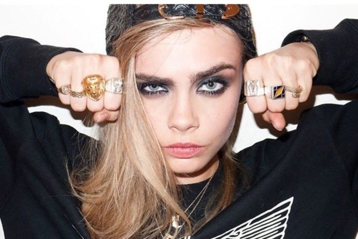 Cara Delevingne - A modelo e atriz foi detida por desacato em 2016, quando protagonizou um tumulto numa estação de trem da Eurostar. Pagou multa e foi liberada. 