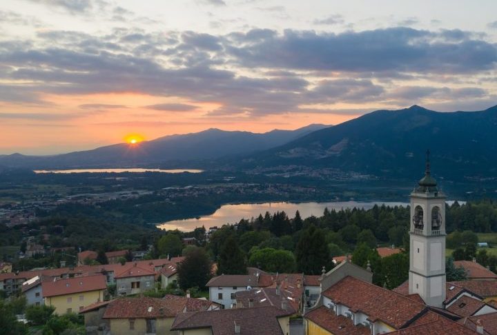 Segundo relatos de médicos locais, Giuseppe Russo foi picado na perna direita enquanto trabalhava no campo, em Collepasso, na província de Lecce.