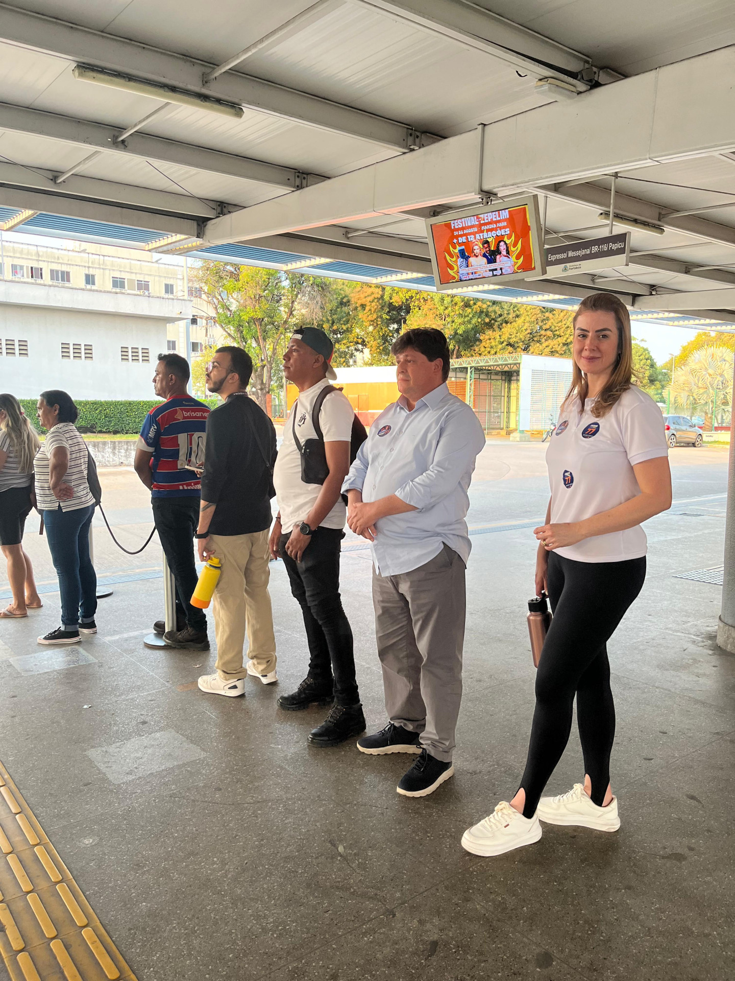 George Lima e Rachel Girão, do Solidariedade, pegam ônibus no Terminal da Messejana em ação de campanha para à Prefeitura de Fortaleza
