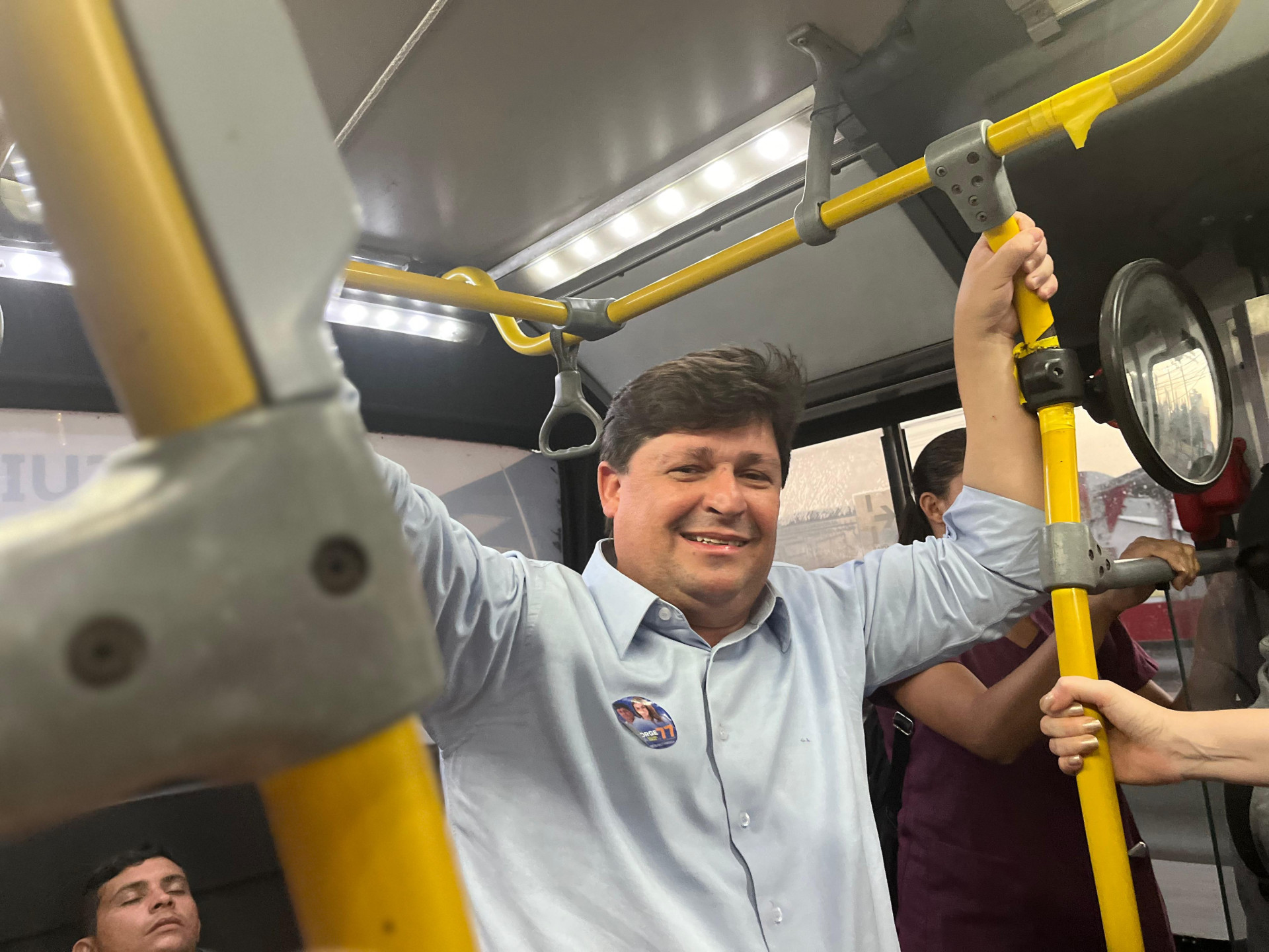 George Lima e Rachel Girão, do Solidariedade, pegam ônibus no Terminal da Messejana em ação de campanha para à Prefeitura de Fortaleza