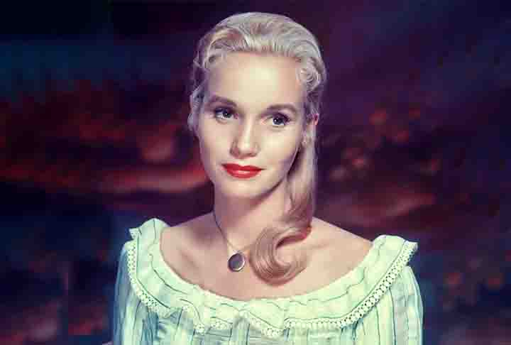 Antes de ingressar no mercado cinematográfico, a atriz já colecionava experiências no rádio e na televisão, os dois meios em que mais trabalhou em sua longa trajetória. 
