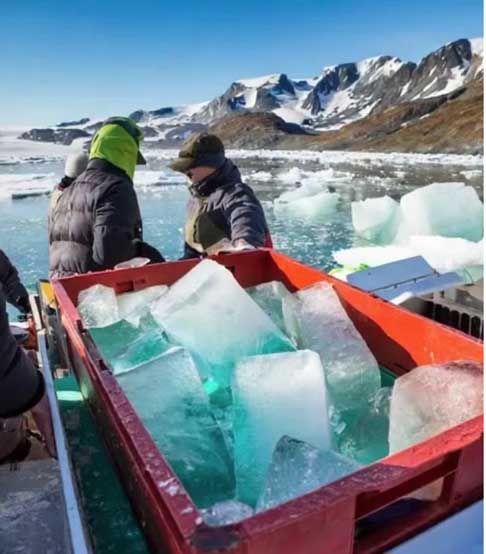 A ideia da empresa é que o gelo passe por análises para liberaração para consumo humano ainda na Groenlândia e, depois,  ao chegar nos Emirados Árabes Unidos, seja submetido a novos testes e verificações de qualidade.