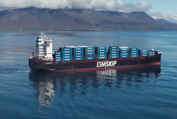 Para coletar o gelo, a Arctic Ice utiliza uma embarcação especializada em Nuup Kangerlua, o fiorde que rodeia a capital da Groenlândia, Nuuk. 