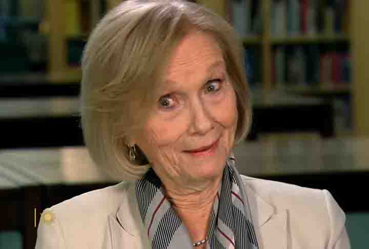 Nascida em Newark, cidade localizada no estado de Nova Jersey, a atriz estudou em universidade do estado de Ohio. 
