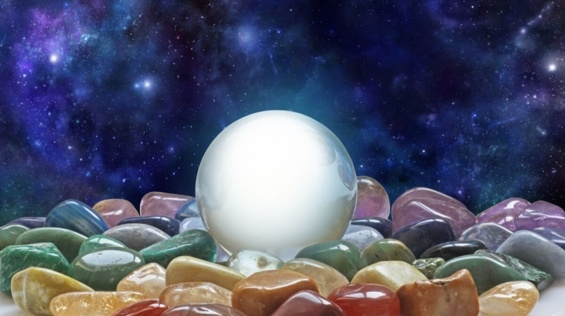 Os cristais possuem propriedades únicas que canalizam energias naturais para promover bem-estar e crescimento espiritual (Imagem: Nikki Zalewski | Shutterstock)