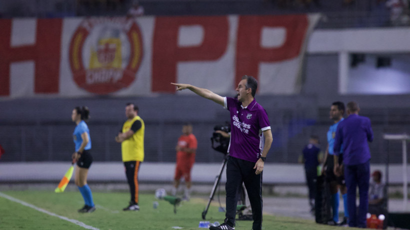 Léo Condé à beira do campo pelo Ceará contra o CRB pela Série B 2024