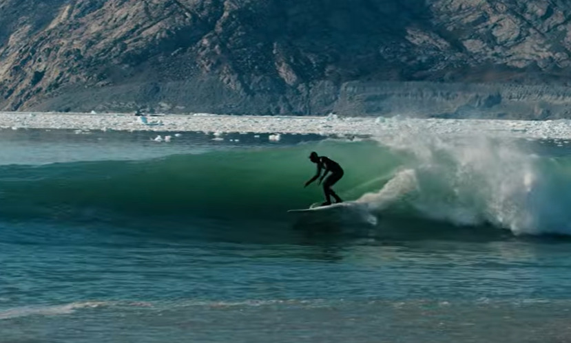 O surfista português Eurico Romanguera conseguiu um feito raro. Ele pegou onda no gelo da Groenlândia. Acompanhado do fotógrafo Jorge Abian e dos cinegrafistas Nico Pina e Ibai Mielgo, todos espanhóis, o português fez duas tentativas e já na segunda conseguiu o que queria.  