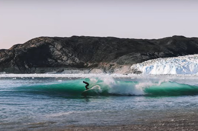 Ele pegou uma onda que se formou a partir do desmoronamento de parte de um paredão de gelo. E conseguiu surfar num ambiente onde ondas não são comuns. 