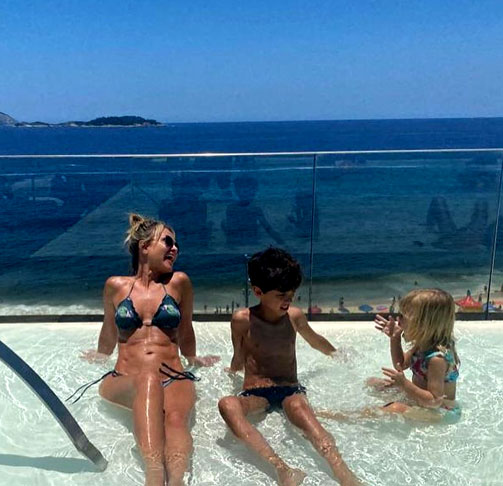 Seu pai é cearense e descendente de português, enquanto a mãe tem origens na Rússia e também na Ucrânia, país que hoje está em conflito com os russos. 