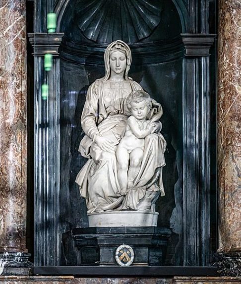 Um exemplo desses é a escultura de mármore Madona de Bruges, que mostra a Virgem Maria com o Menino Jesus, criada pelo artista italiano Michelangelo.